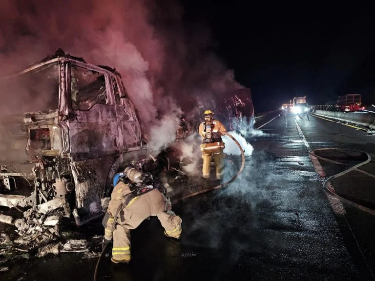 La intención era la de ayudar y salvar una vida, pero en su intento un conductor de tráiler perdió la vida en la maxipista Mazatlán-Culiacán.