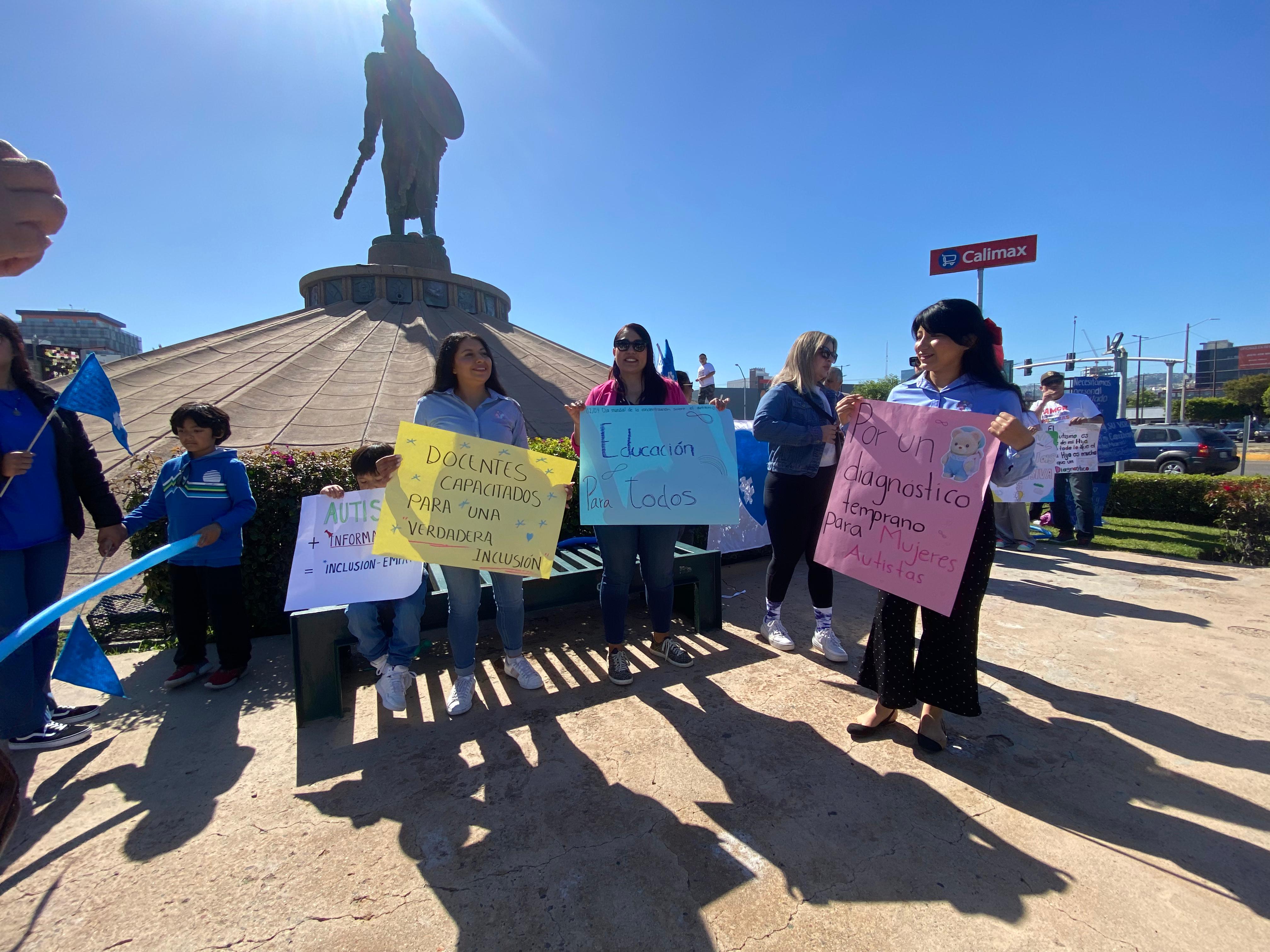 Marchan por la concientización del autismo en Tijuana