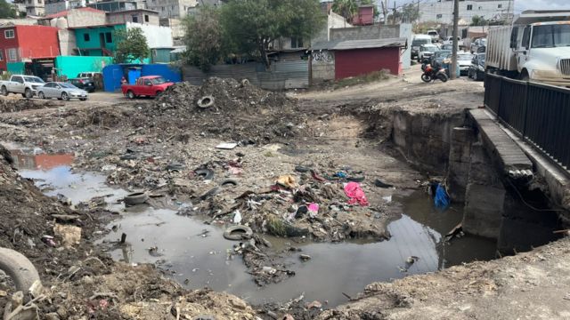 Desazolvan canal pluvial en El Pípila para reducir riesgos de inundación en Tijuana