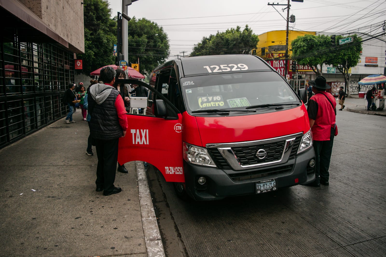 Demoran usuarios en llegar a sus destinos, tras disminución de taxis rojo y negro