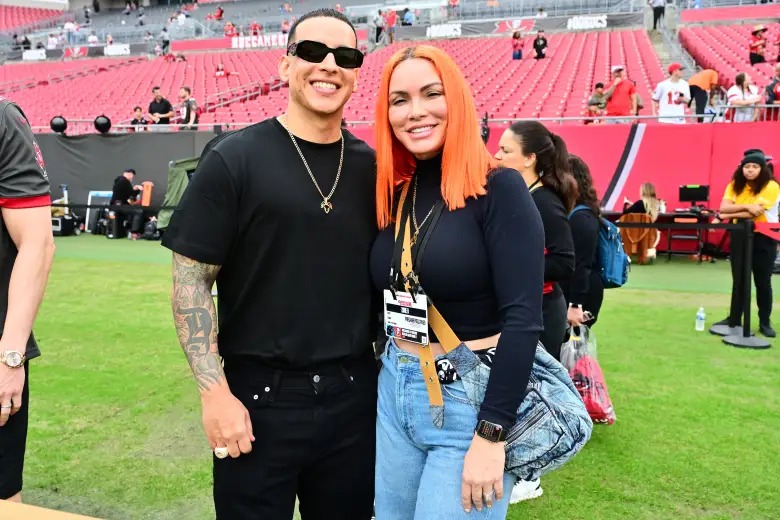 Esposa de Daddy Yankee, busca empleo en redes sociales