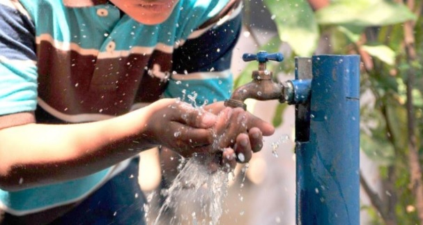 Consumo de agua por persona en La Paz superó hasta el 100%