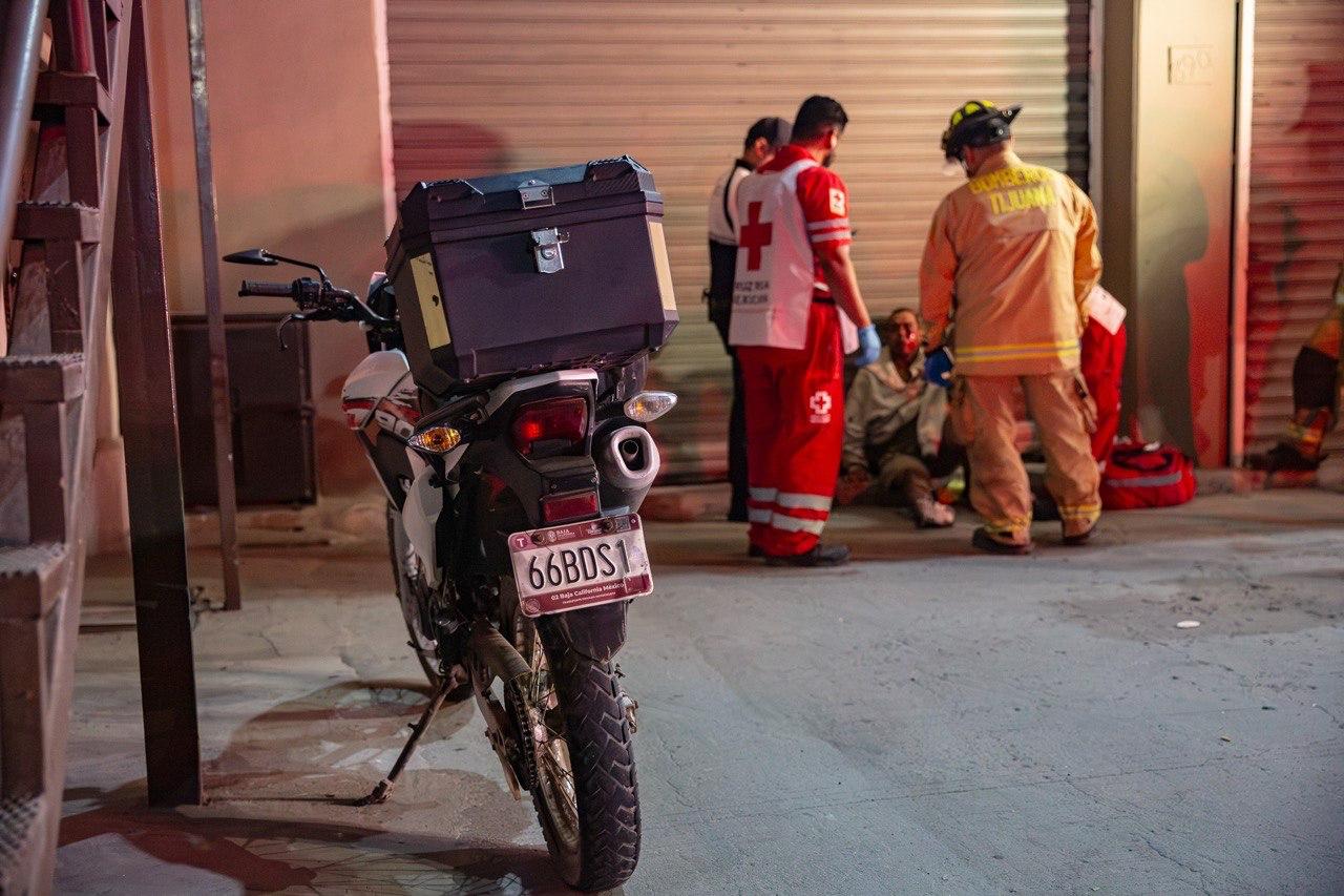 TIJUANA: Motociclista derrapa en la 5 y 10; resulta lesionado