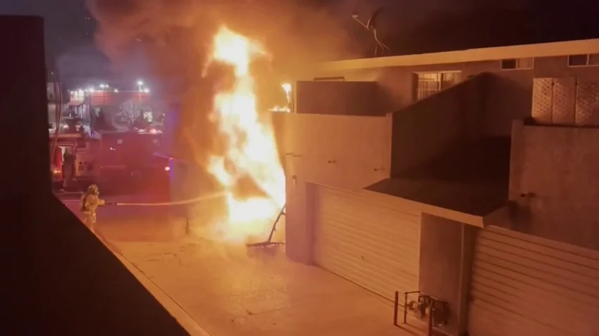 Incendio en Navidad dejó viviendas quemadas y autos dañados: Pacific Beach