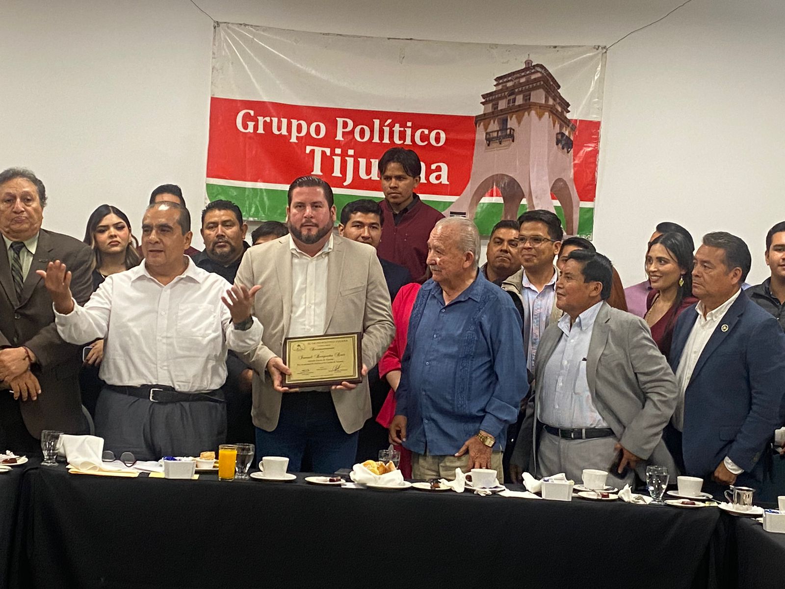 Se reúne Ismael Burgueño con grupo político de Tijuana