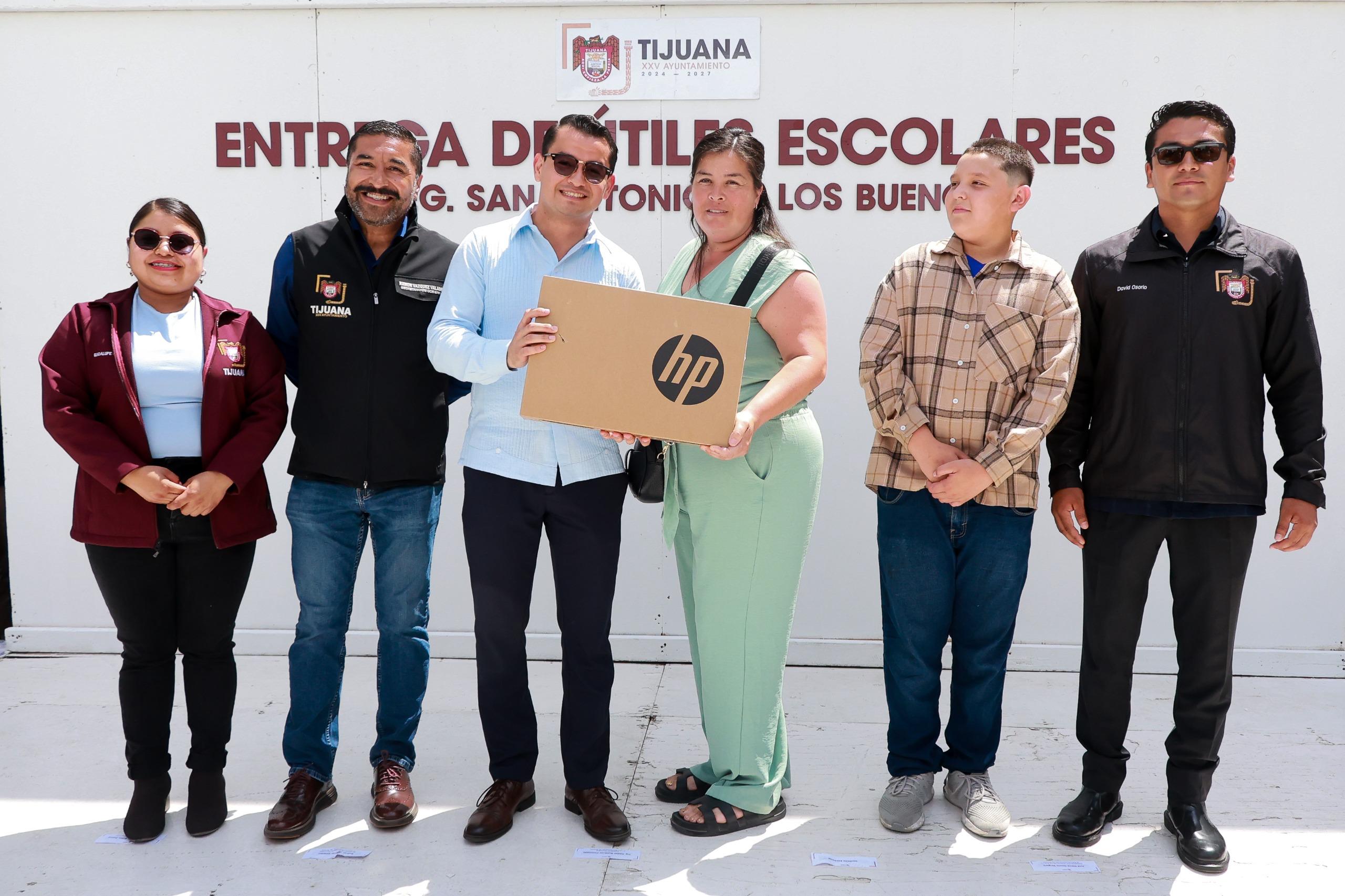 Entregan 715 paquetes escolares a estudiantes de San Antonio de los Buenos
