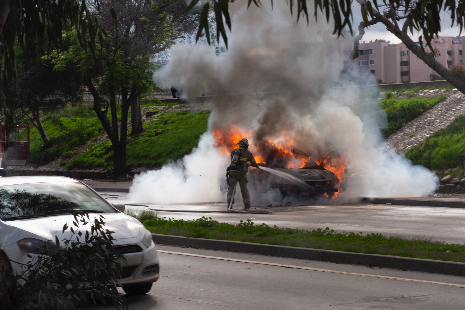 [VÍDEO] Incendio de un automóvil sobre la Vía Rápida: Tijuana