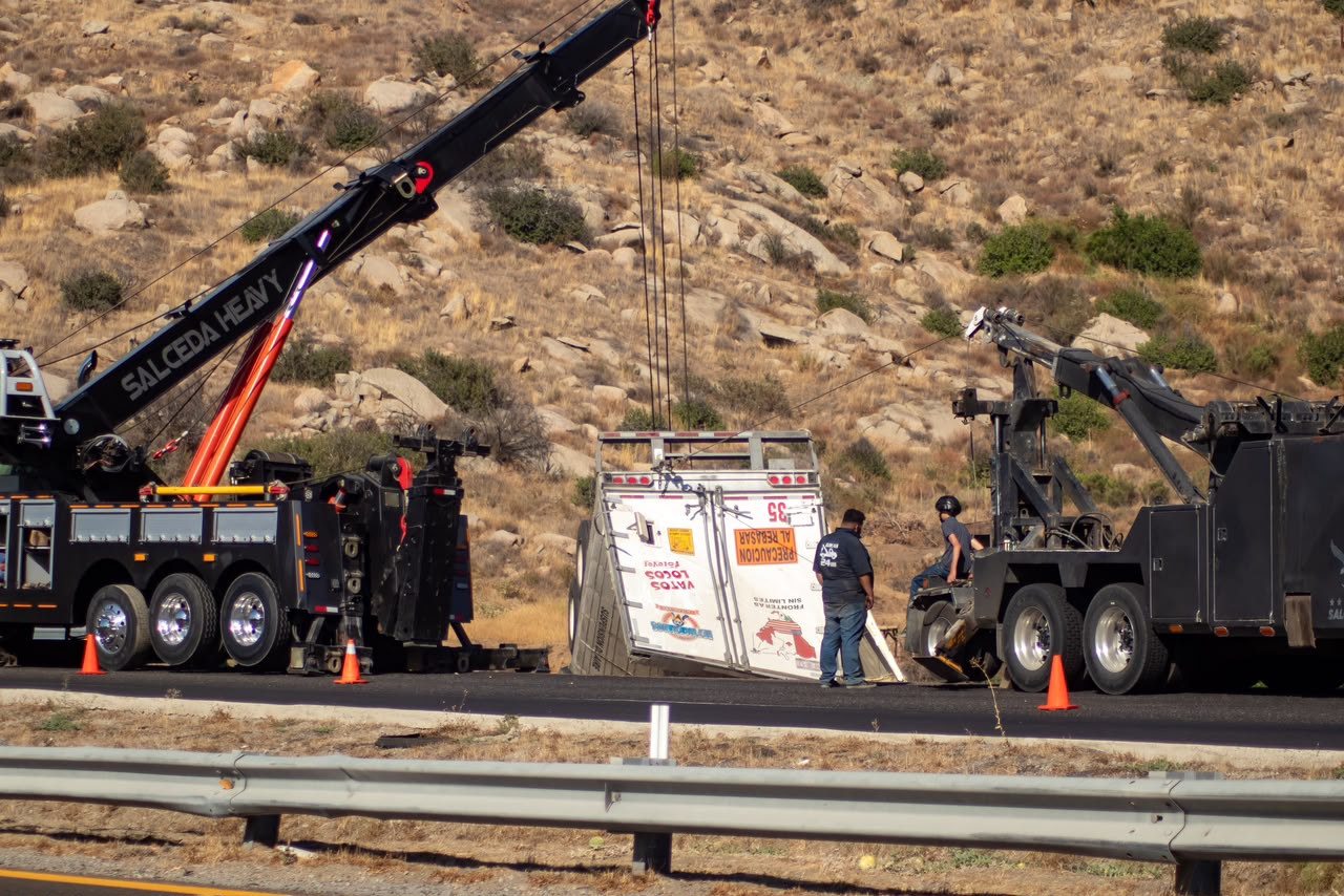 Volcadura de tráiler deja un operador sin vida en la carretera Tecate-Mexicali