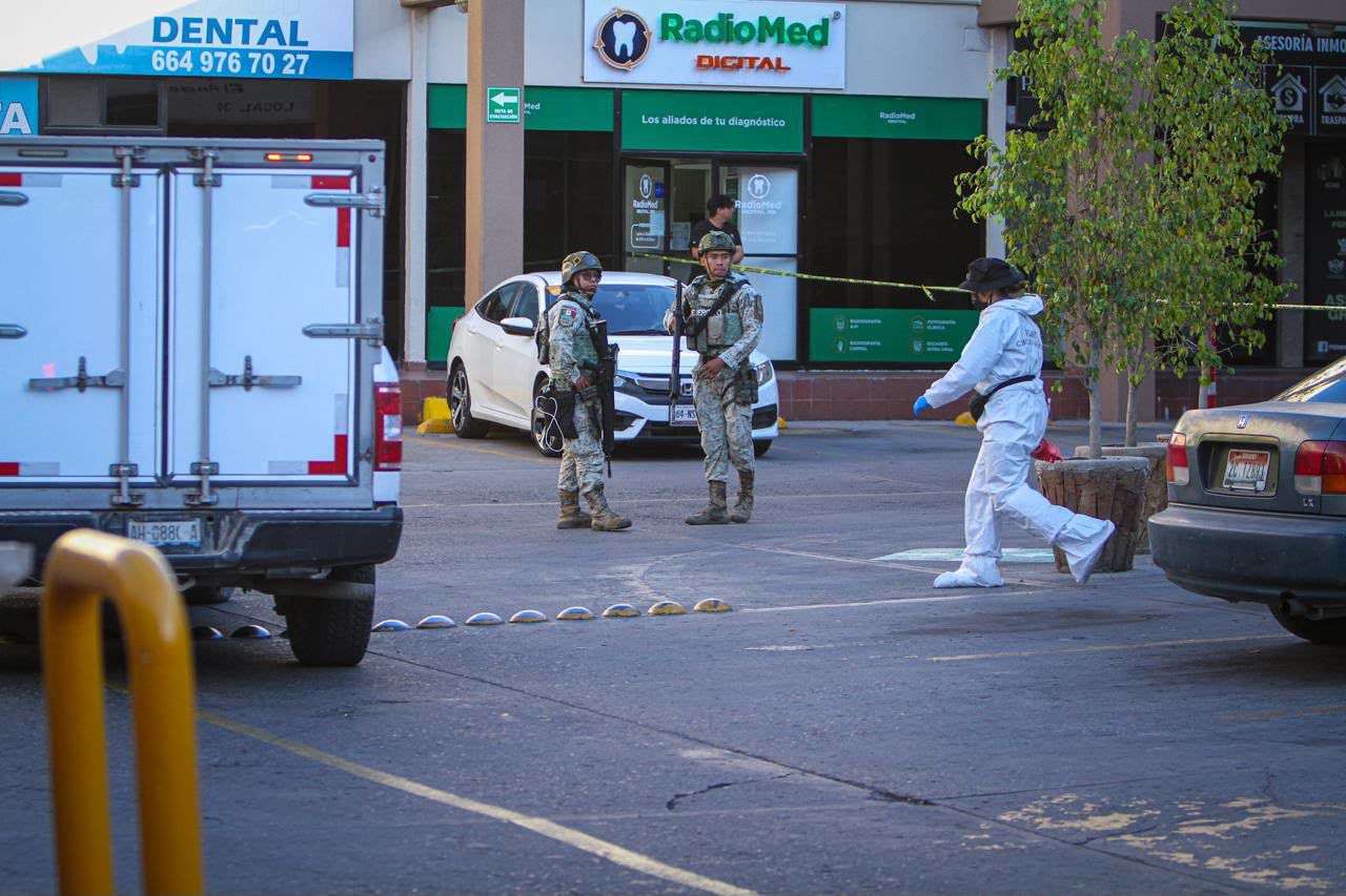 TIJUANA: Lo atacan a balazos dentro de una camioneta en Plaza San Jorge
