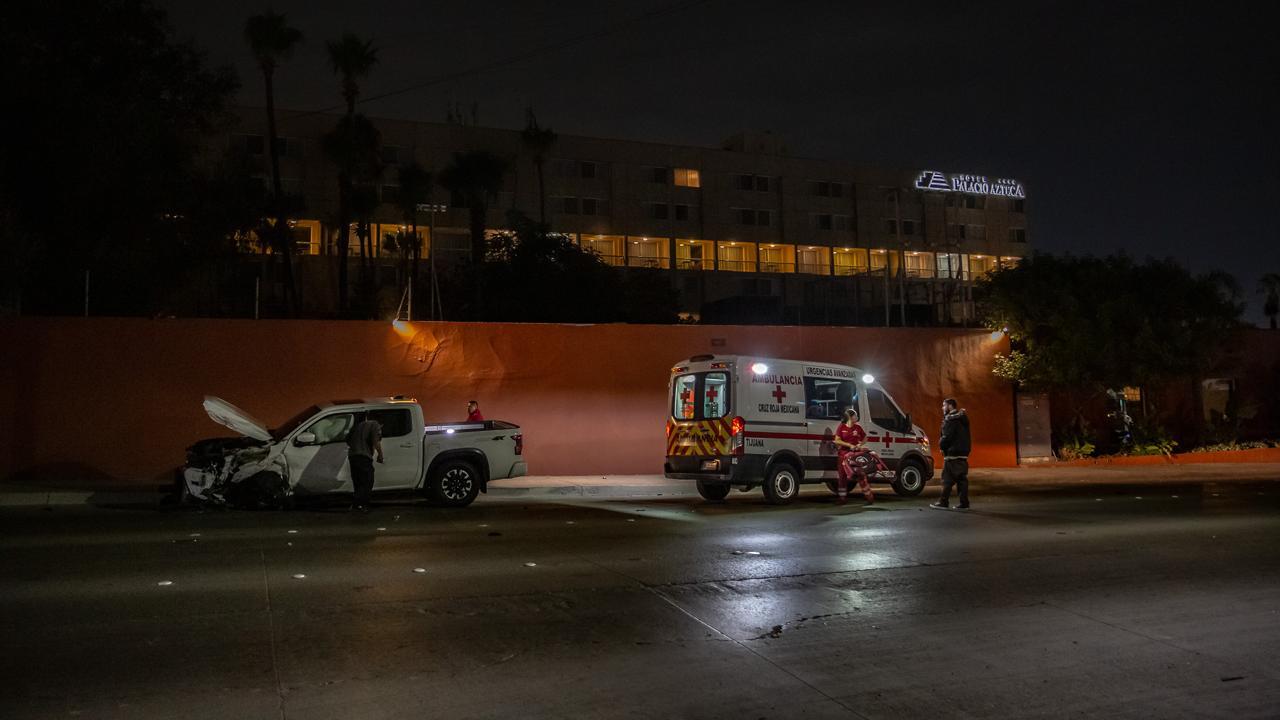 Choca pick up contra camión de personal: Tijuana