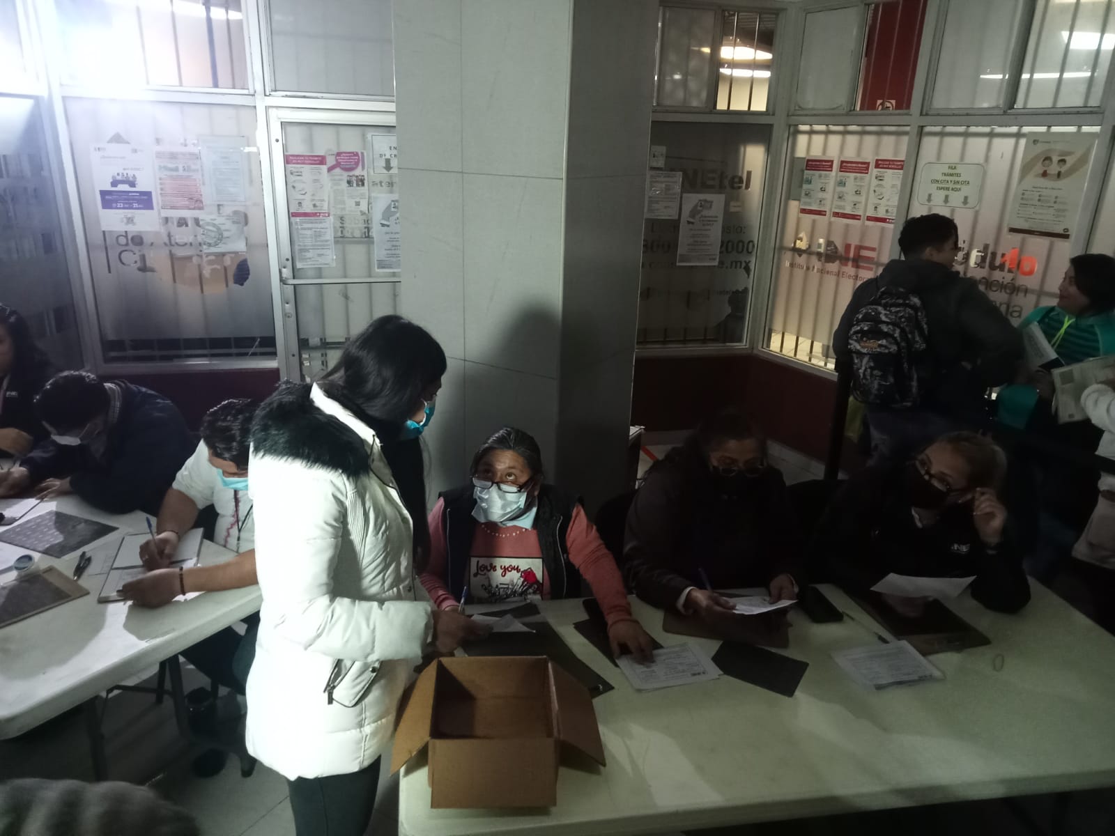 Continúan las filas para tramitar la Credencial de Elector