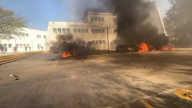 Incendian normalistas Fiscalía tras fuga de policía: Guerrero