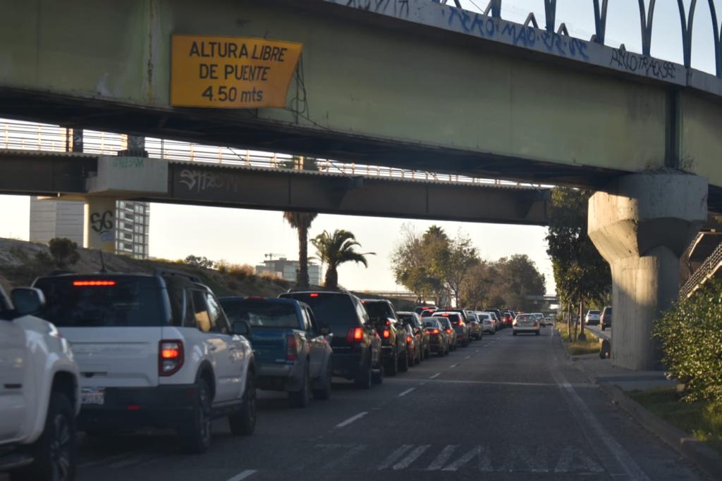 Interminables filas para cruzar “al otro lado”