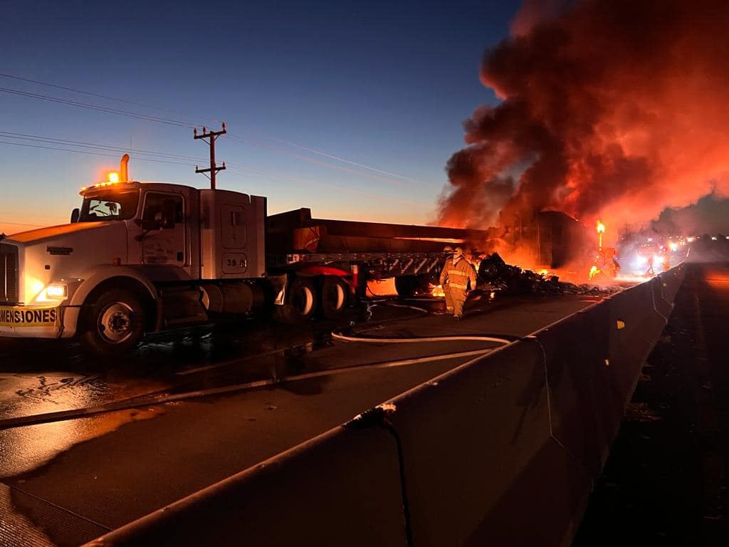 Chocan y se incendian tractocamiones en carretera Mexicali-San Luis