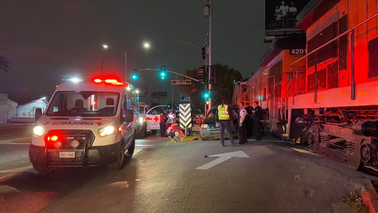 [VIDEO] Tren se impacta contra un vehículo: Tijuana