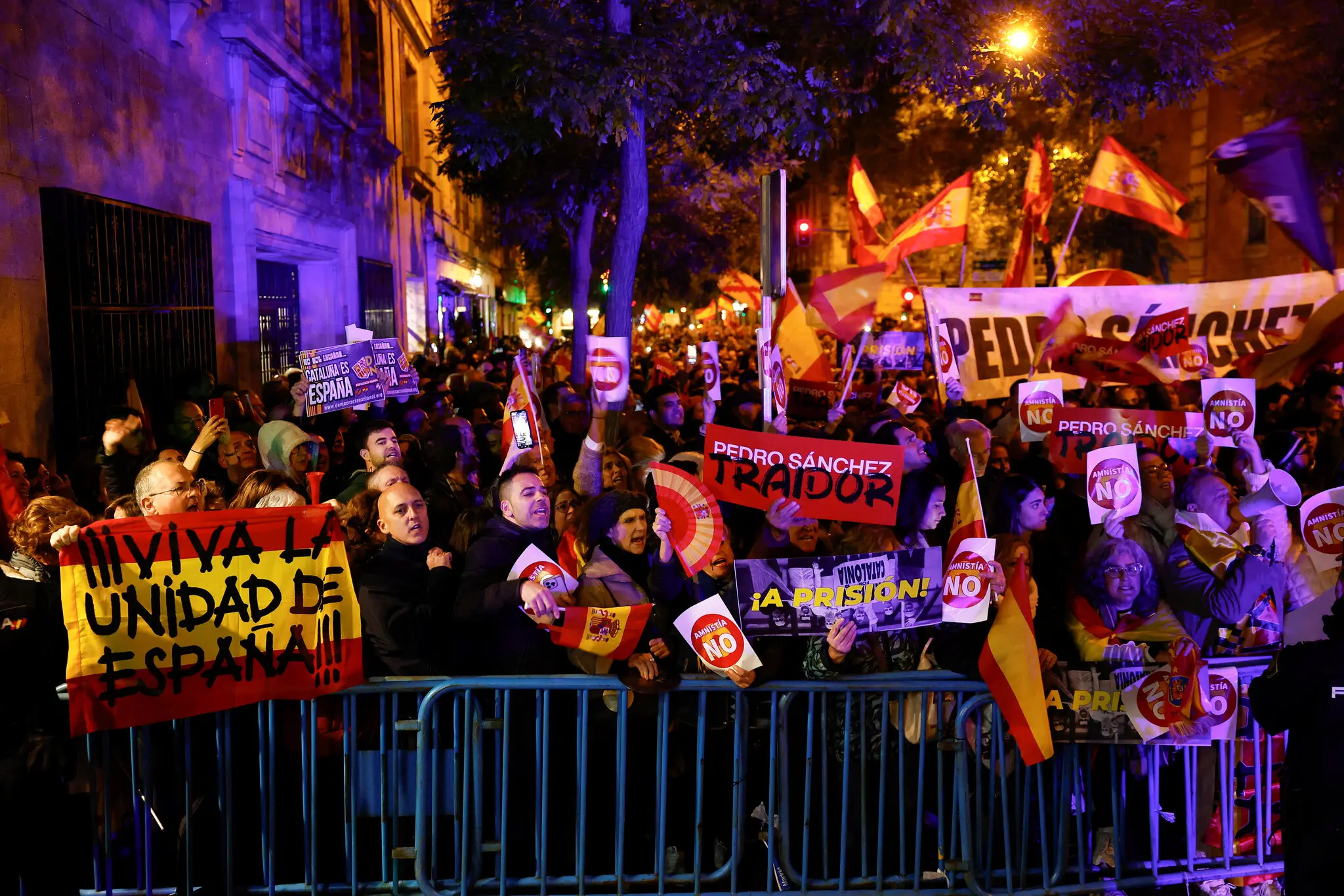 Personas protestando por el acuerdo este jueves cerca de los cuarteles del PSOE IFOTO: Juan Medina/Reuters