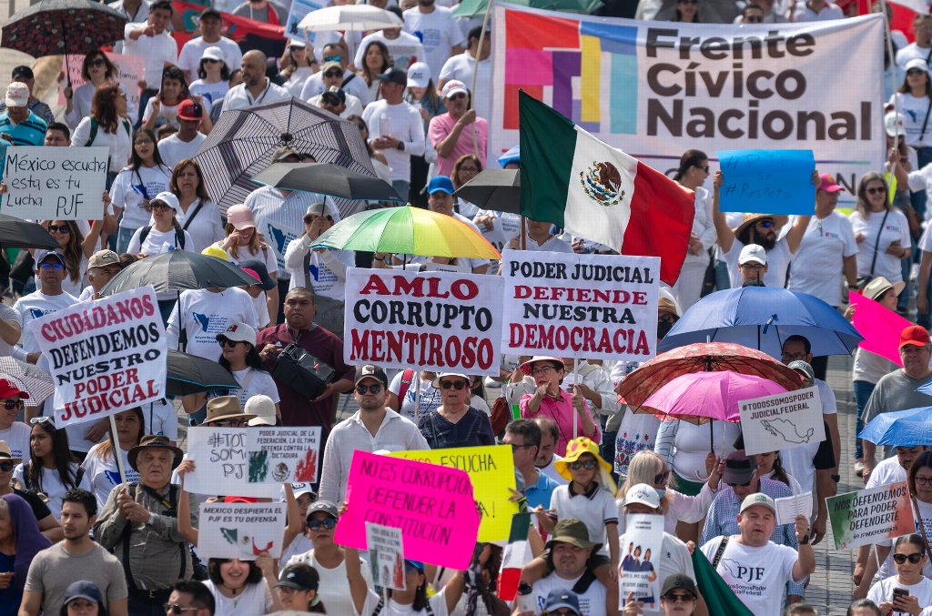 La protesta se produce tras el paro que inició el Poder Judicial desde el jueves pasado y hasta el martes próximo.