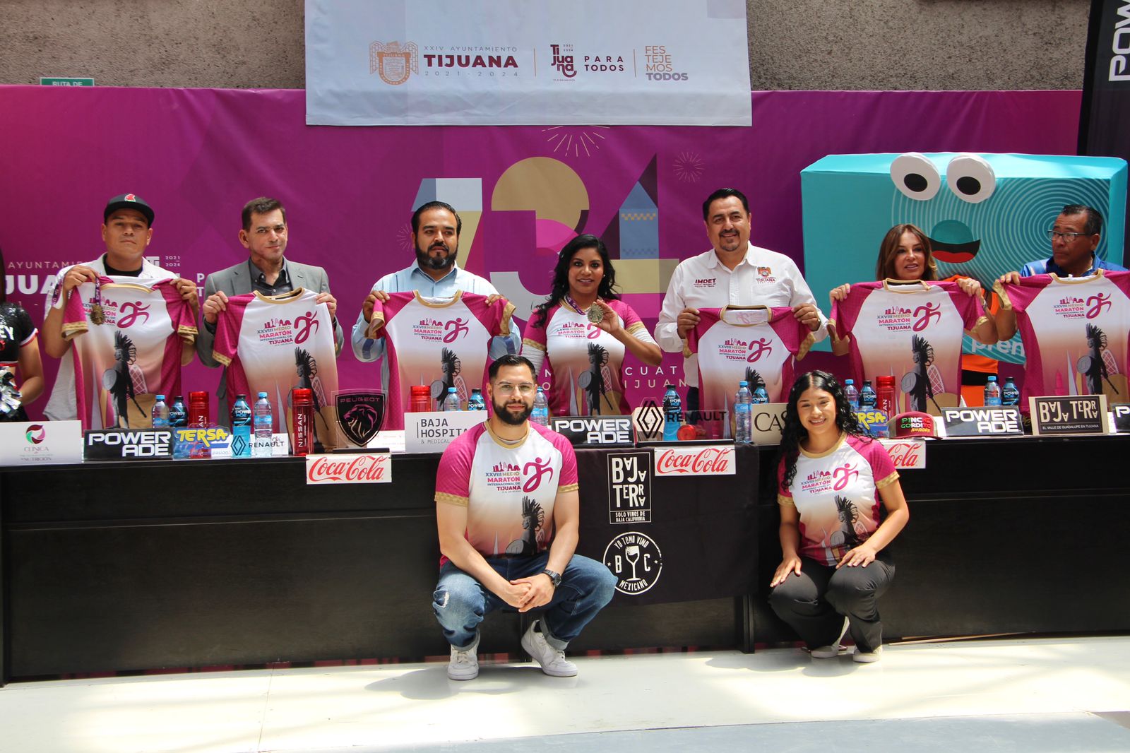 Presentan playera y medalla del 28 Medio Maratón Internacional de Tijuana