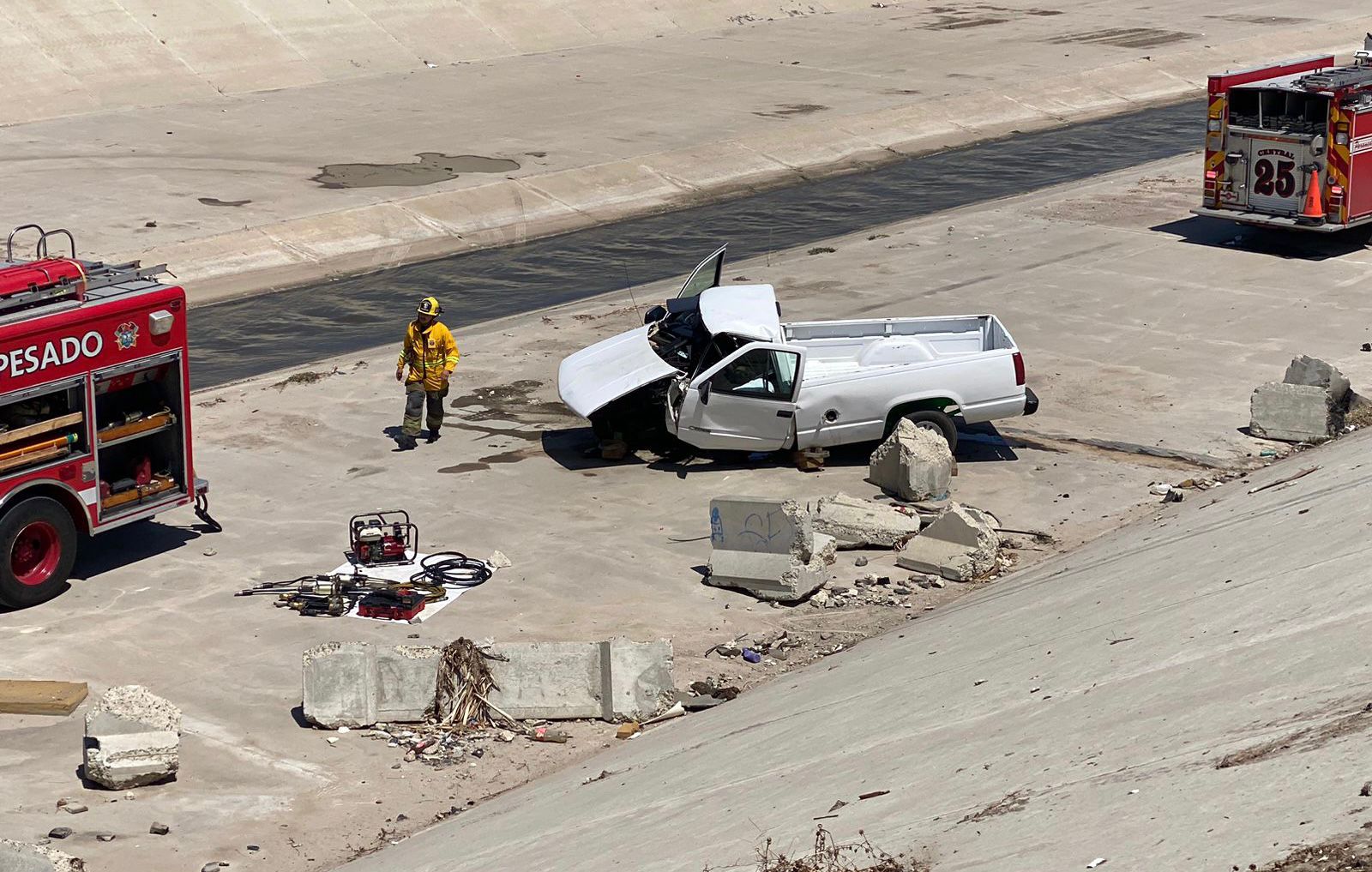 Cae carro en canalización del Río Tijuana