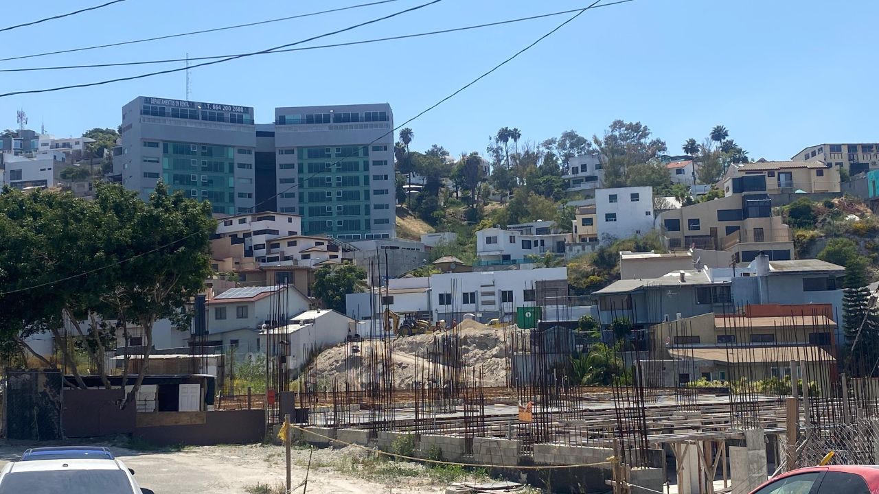 Reclaman vecinos actuar de las autoridades ante daños en casas por construcción