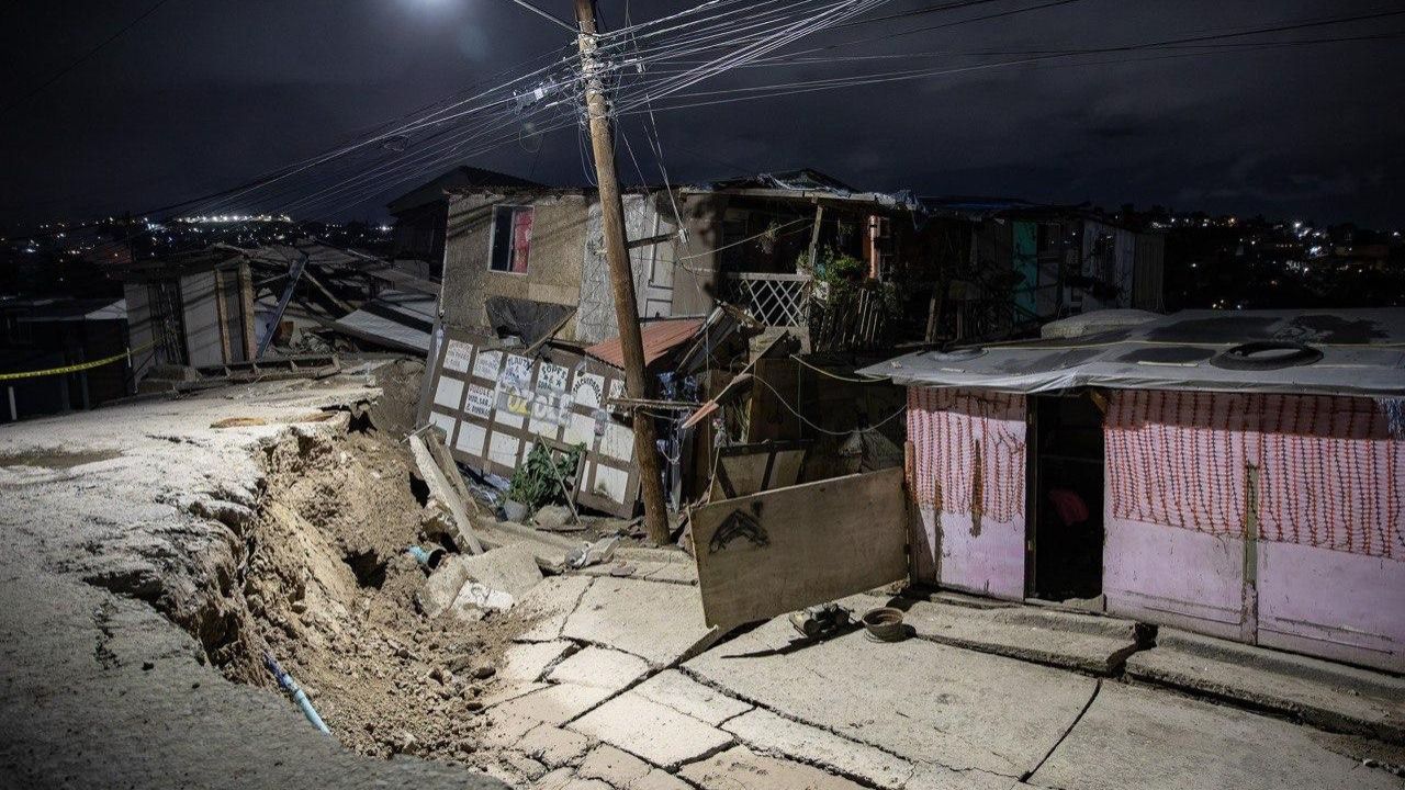 TIJUANA: Deslizamiento en la colonia 3 de Octubre deja casas en riesgo y familias fuera de sus hogares