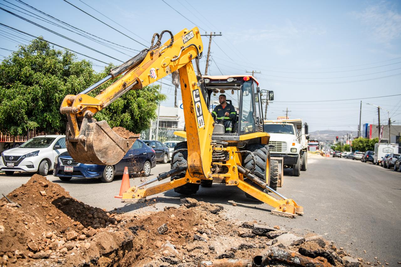 TIJUANA: CESPT sustituye tubería de 50 años en plena Zona Centro