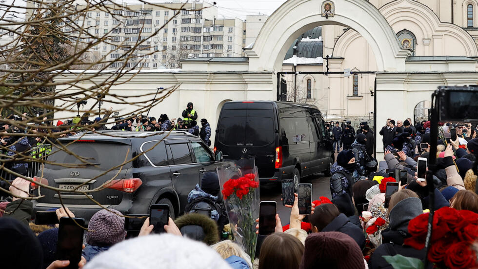 [VIDEOS] Se despiden miles de personas en el funeral de Alexei Navalny: Moscú