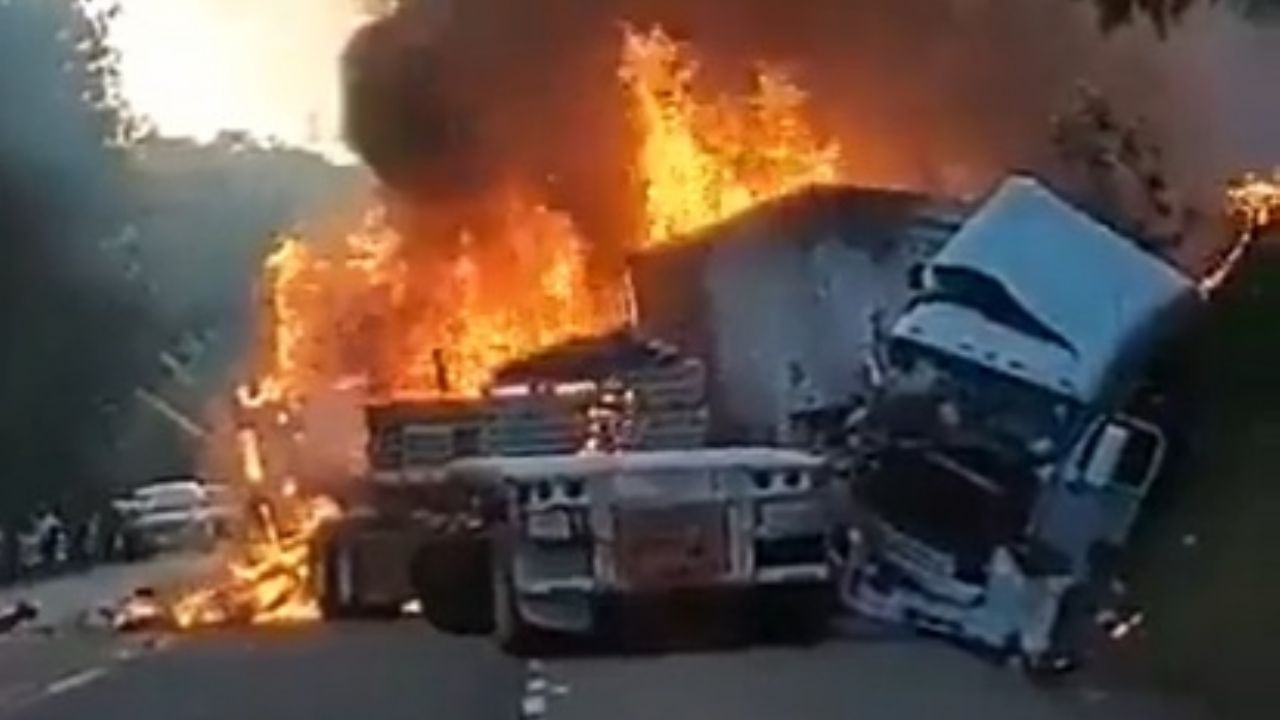 Tráileres chocan de frente y explotan