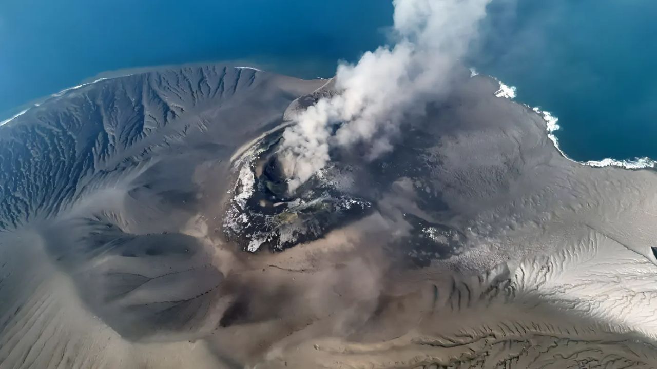 Erupción del Anak Krakatoa paraliza aeropuertos en Indonesia