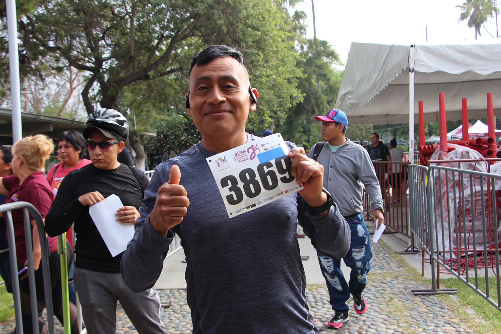 Competidores de Medio Maratón de Tijuana reciben números y chip