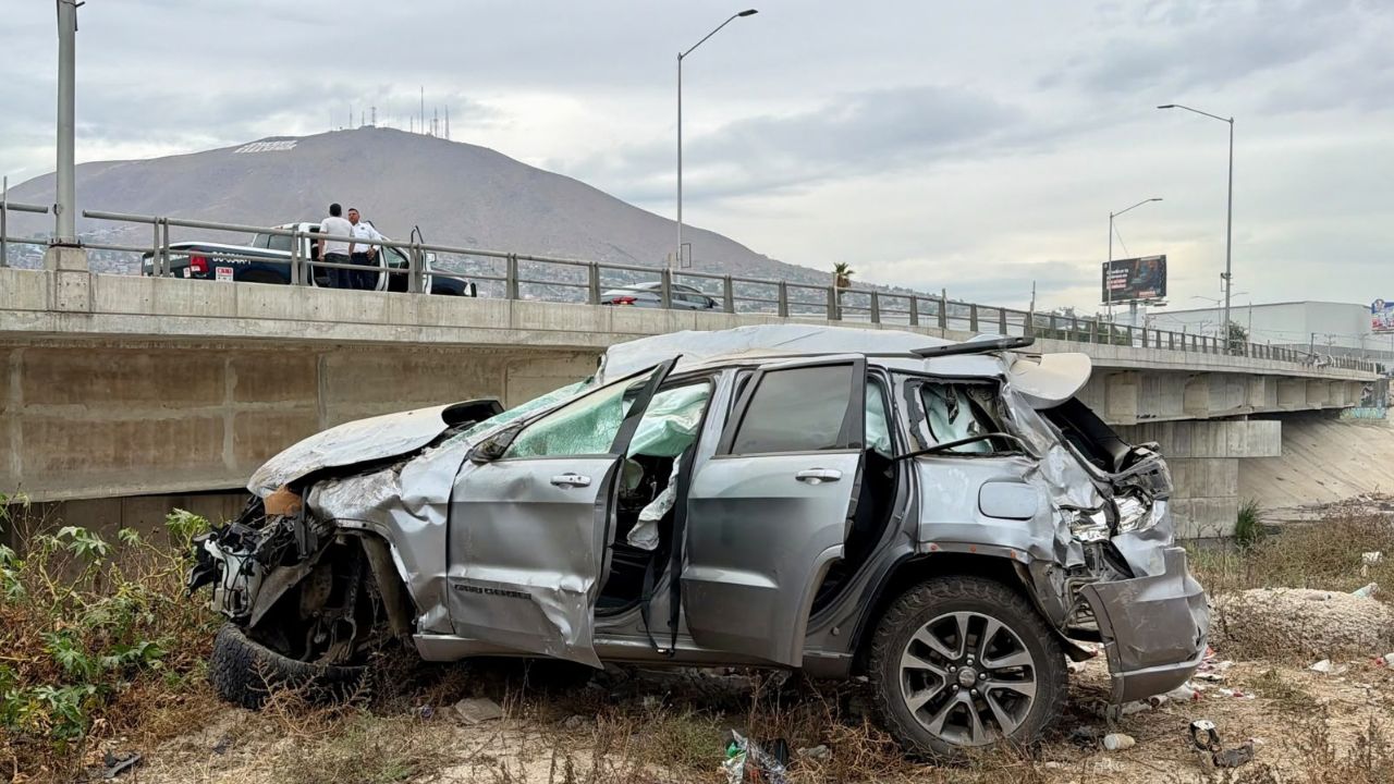 TIJUANA: Vuelca y queda fuera de la Vía Rápida Poniente; conductor sale ileso