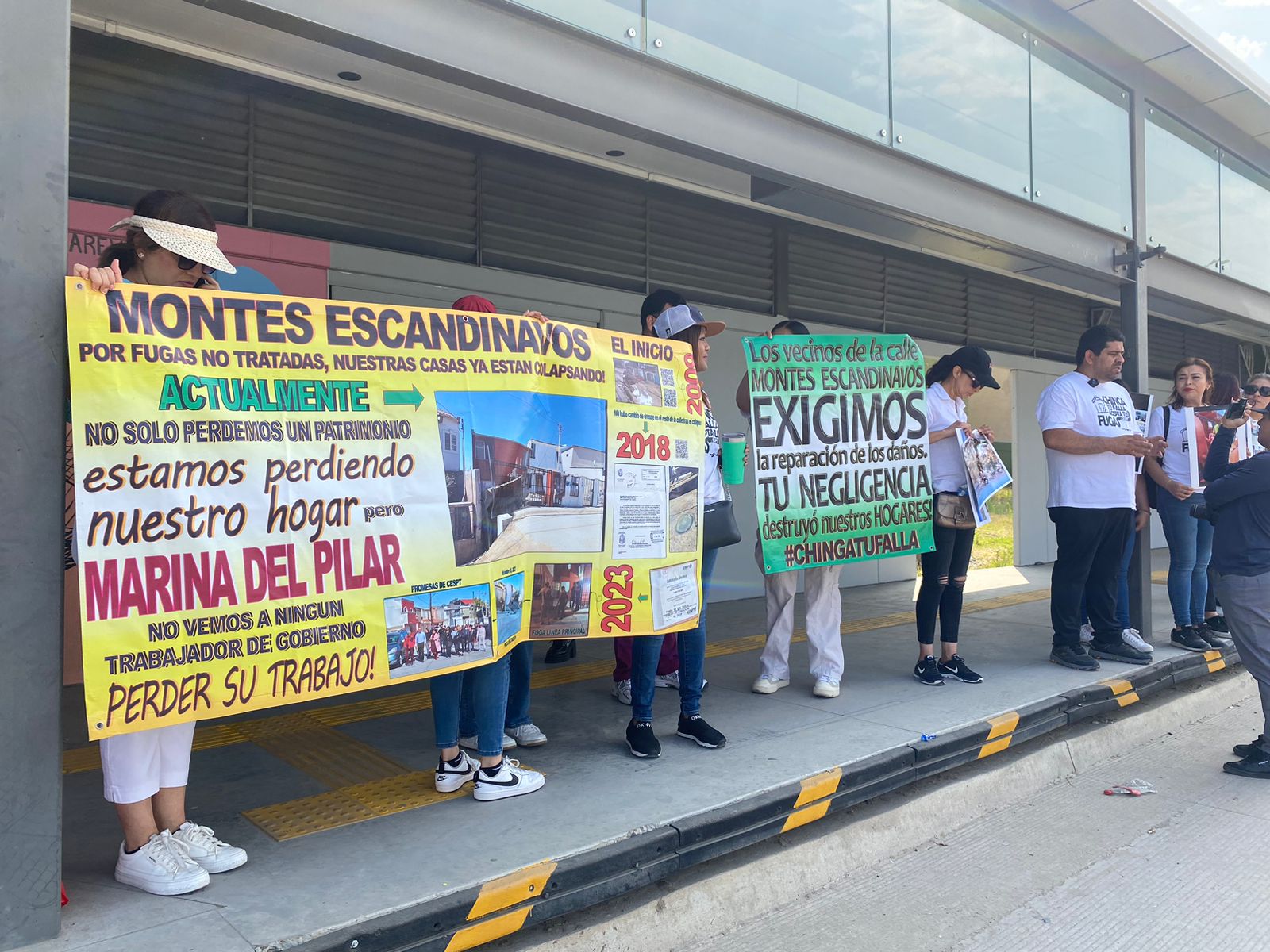 Se manifiestan vecinos de Lomas Conjunto Residencial antes de la mañanera de Marina del Pilar