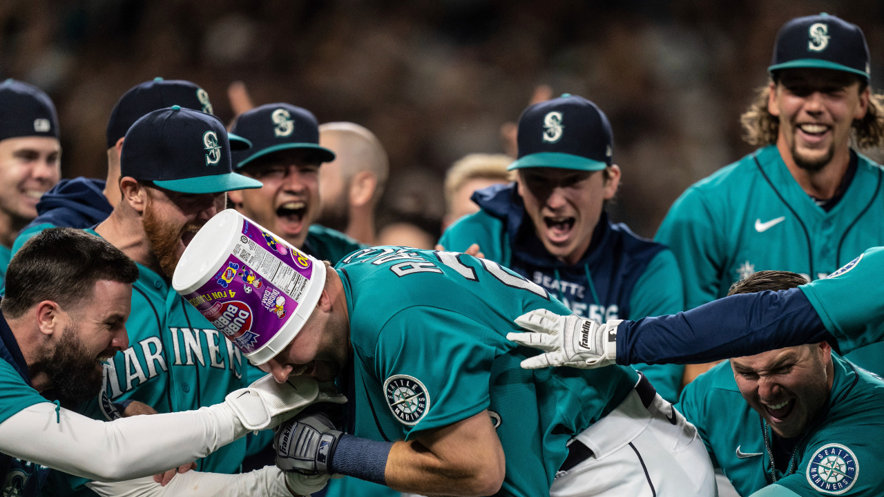 Los jugadores de Seattle festejan a lo grande su retorno a los Playoffs de la MLB tras 21 años de ausencia. (Foto: Twitter @LosMarineros)