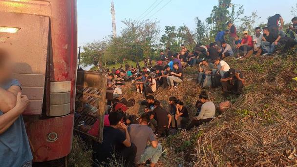 Localiza INM a 407 personas en tres autobuses: Veracruz