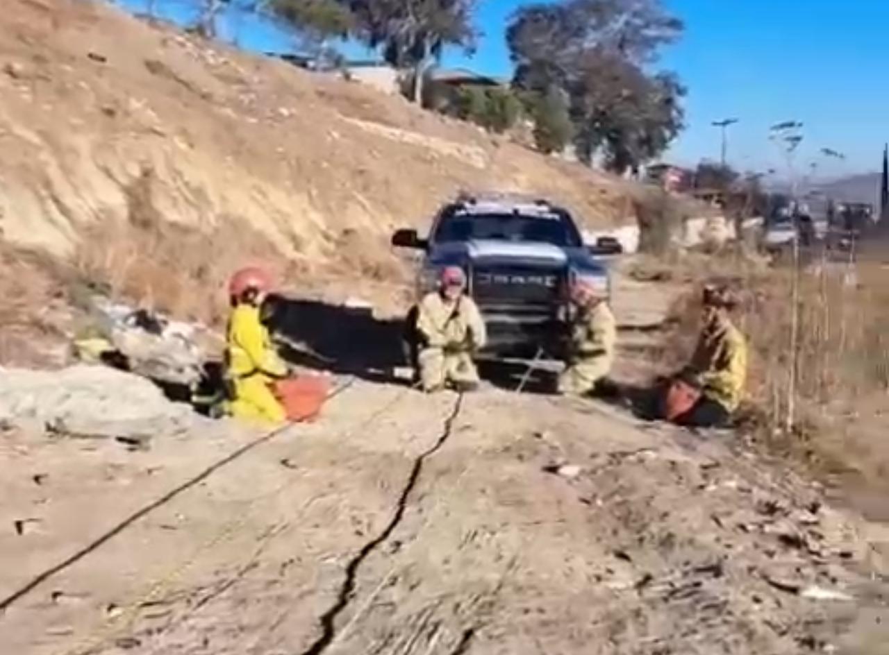 [VIDEO] Rescatan Bomberos de Tijuana a mujer atrapada en una cueva sobre una ladera