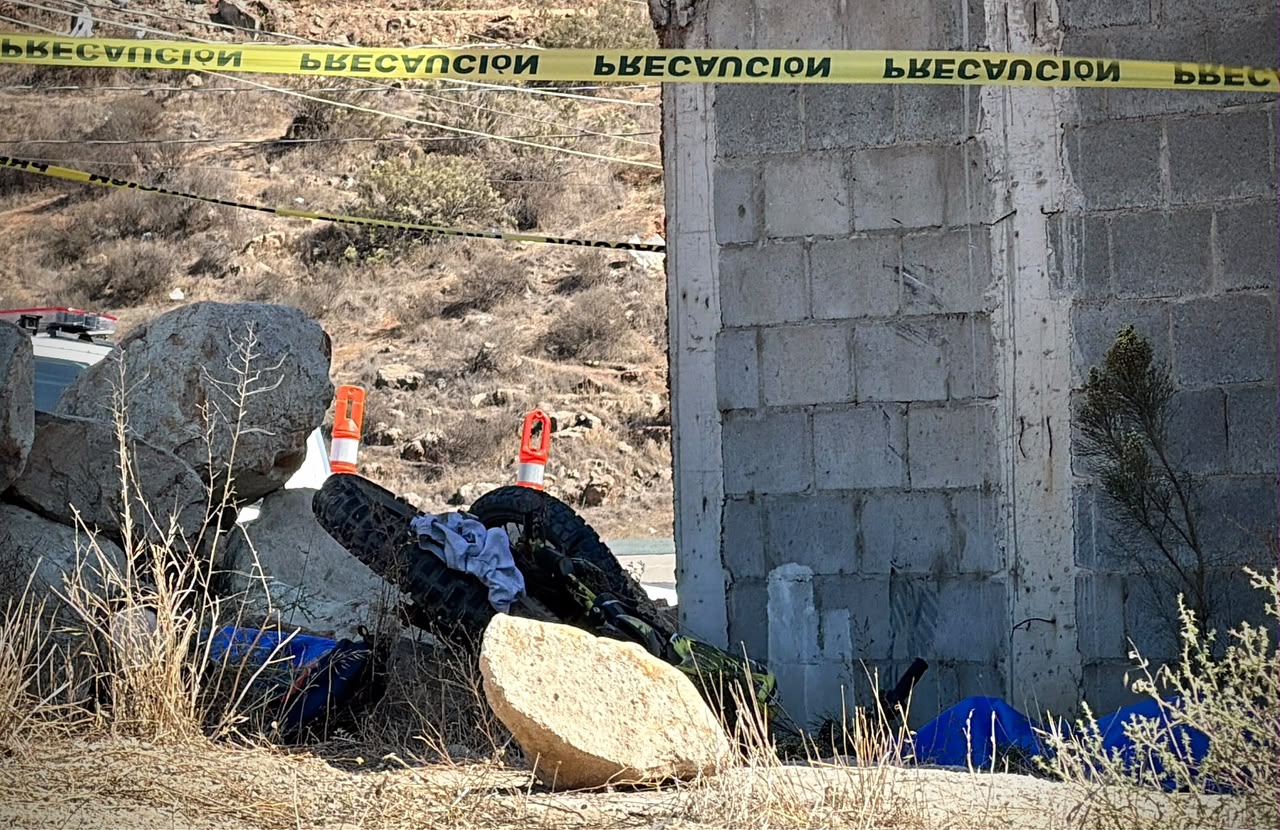 Muere pareja de motociclistas tras chocar contra un muro en Colinas del Florido