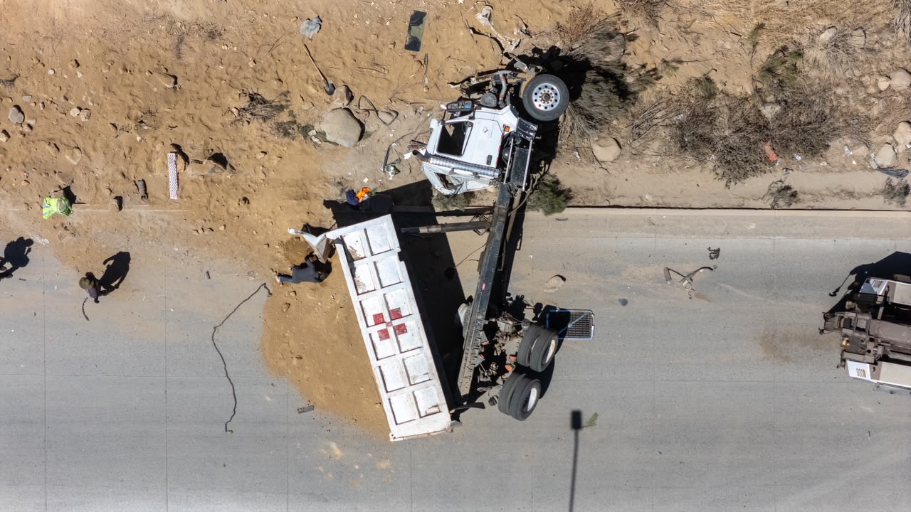 TIJUANA: Vuelca camión dompe en el bulevar 2000