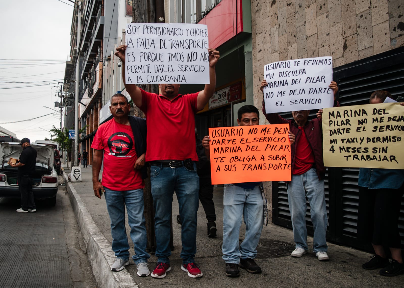 [VIDEO] Protestan chóferes de taxis rojo y negro por cancelación de permisos de circulación