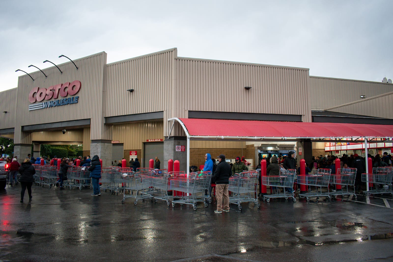 [VIDEO+GALERÍA] Hacen fila desde la madrugada para comprar en Costco