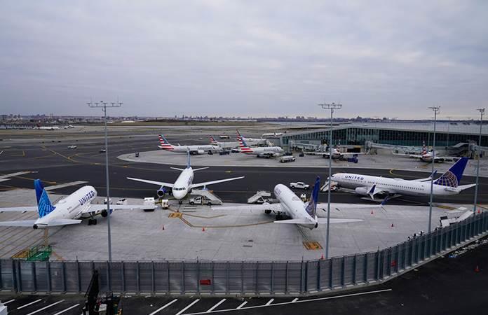 «El vuelo 1603 de JetBlue golpeó a otro avión de la misma aerolínea estacionado mientras retrocedía desde la puerta de embarque alrededor en el Aeropuerto Internacional John F. Kennedy en Nueva York. El vuelo se dirigía al Aeropuerto Internacional Luis Mu