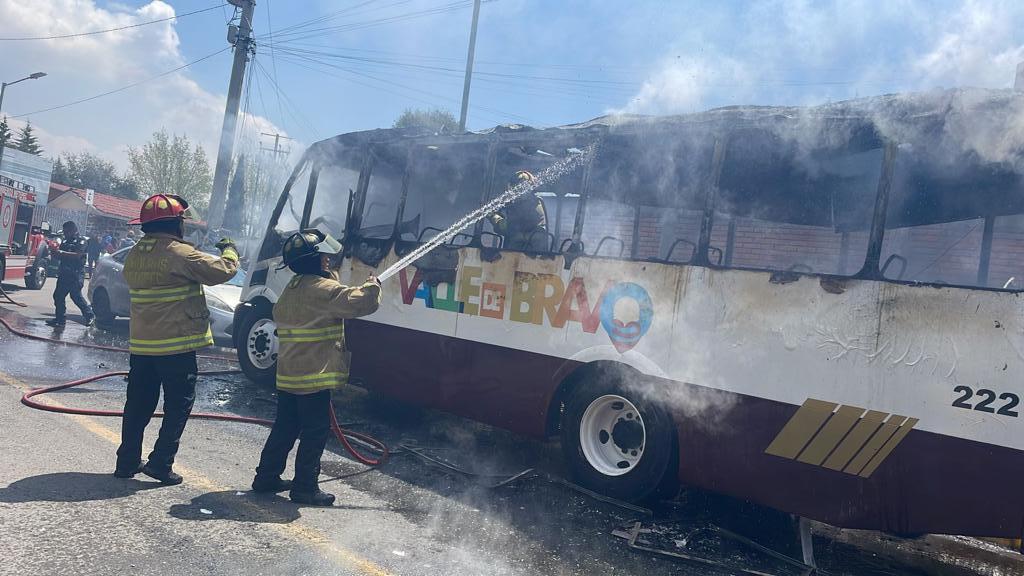 Se incendió autobús que transportaba a futbolistas