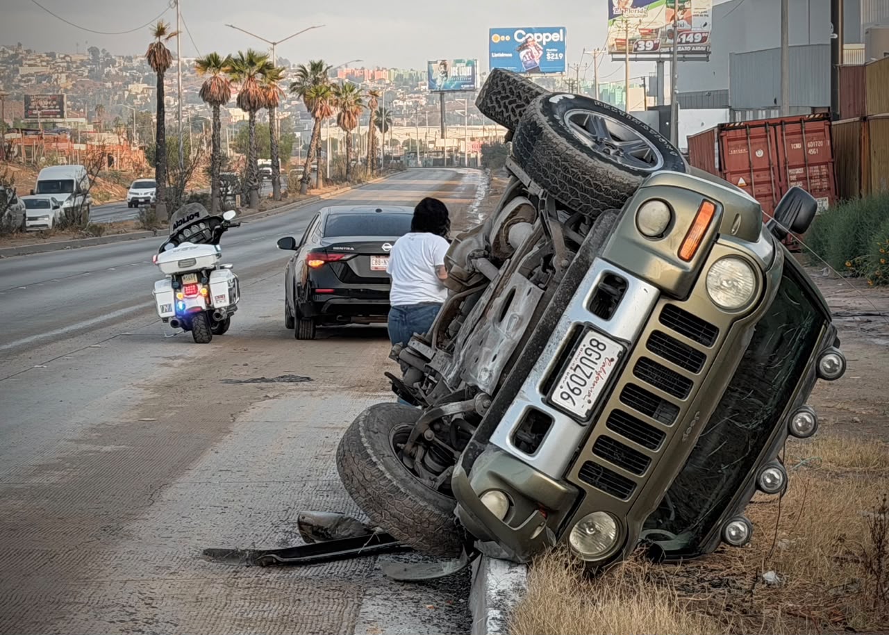Mujer sale ilesa tras volcar su camioneta en la Vía Rápida Oriente de Tijuana