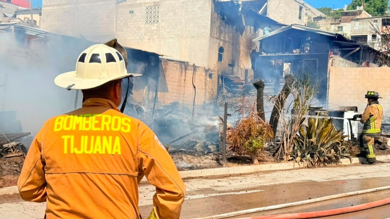 Incendio en colonia Terrazas del Valle deja un inmueble destruido y tres dañados