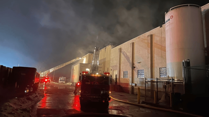 Incendio de empresa de productos lácteos deja canal lleno de mantequilla derretida