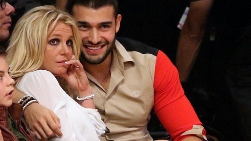 Sam Asghari, esposo de Britney, tuvo que salir del restaurante rápidamente mientras los guardaespaldas se hicieron cargo de ella.