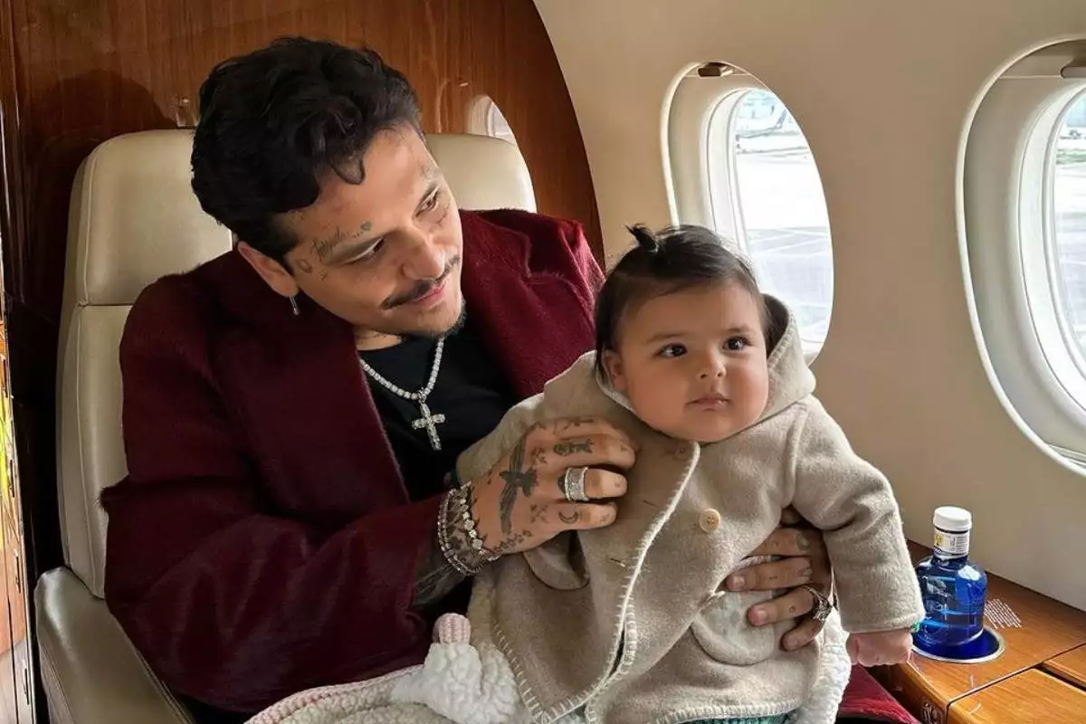 Celebra Christian Nodal su primer día del padre con tiernas fotos