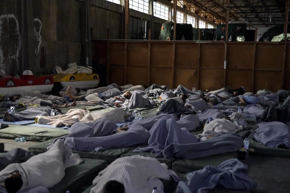 Después del naufragio, los supervivientes descansan en un almacén ubicado en el puerto de la ciudad de Kalamata, a aproximadamente 240 kilómetros al suroeste de Atenas. IFOTO: AP