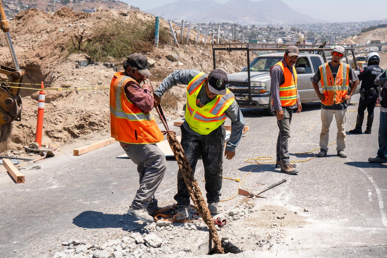 Detectan enorme cavidad bajo la Vía Rápida Oriente; cierran dos carriles por seguridad