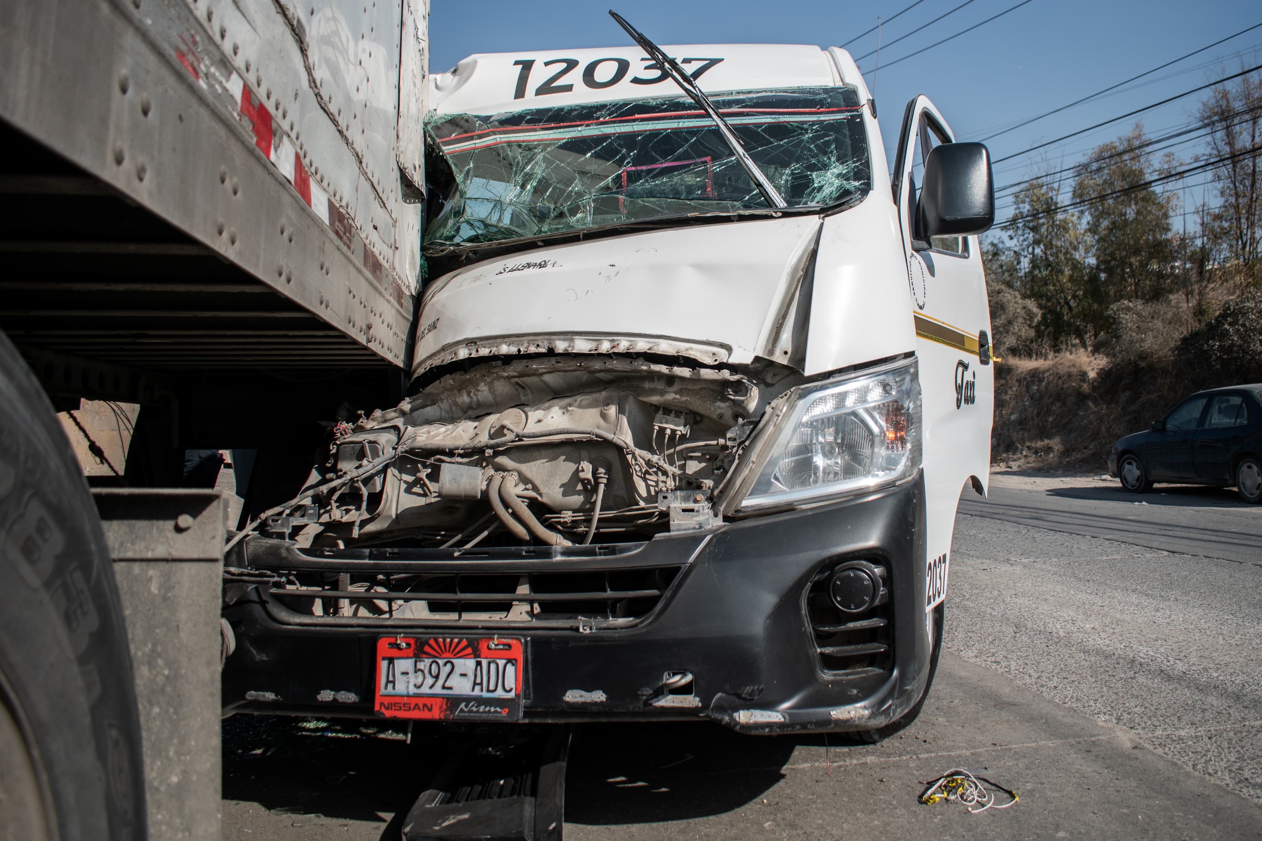 Choca taxi contra tráiler estacionado y deja 8 lesionados: Tijuana