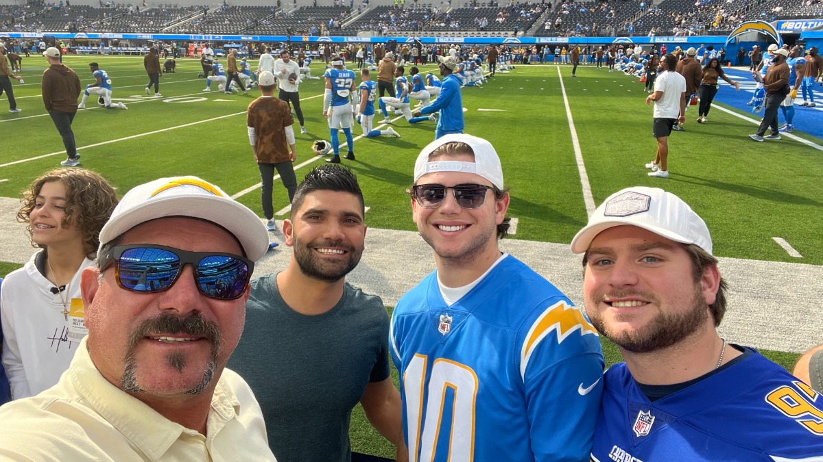 Benji Gil está en el SoFi apoyando a los Chargers